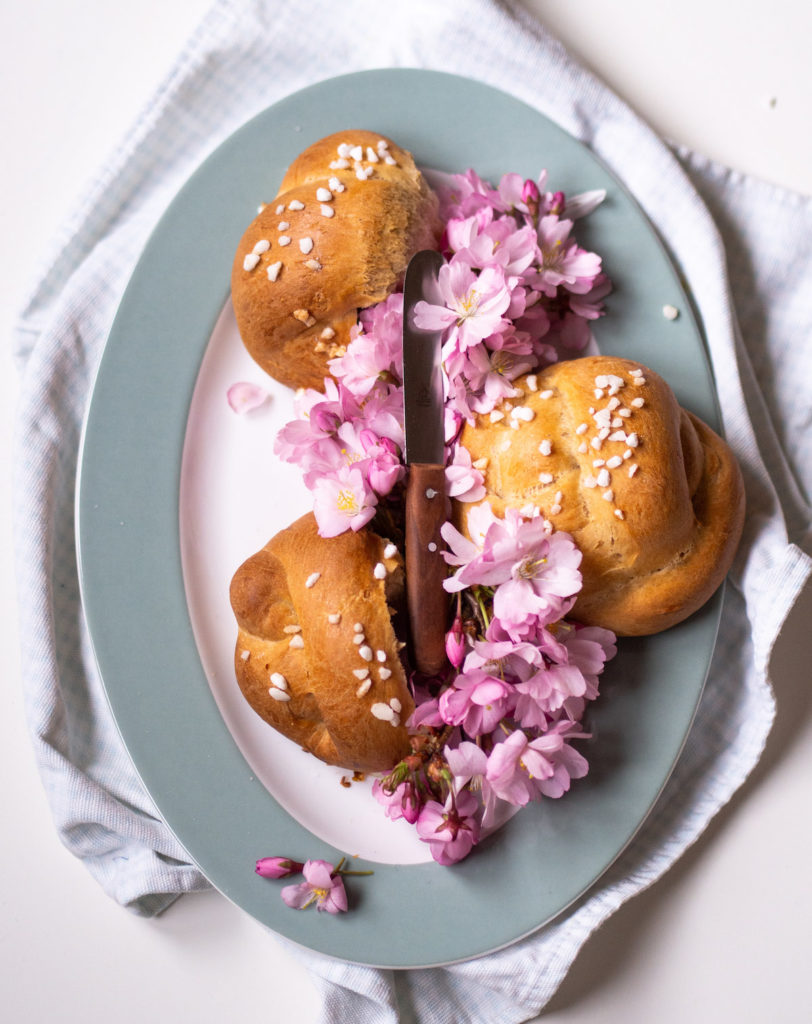 Brioche Brötchen mit Blüten