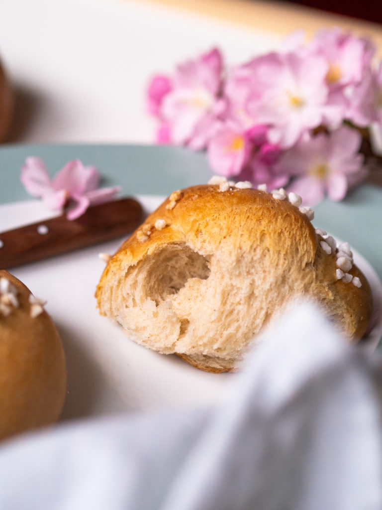 aufgeschnittene Brioche Brötchen fotografieren