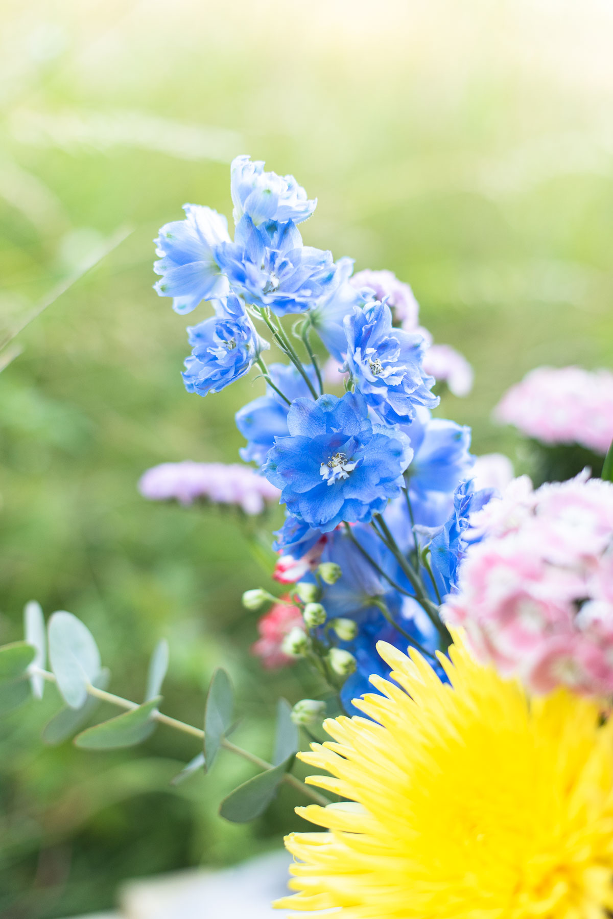 Wiesenblumenstrauß in Korbtasche